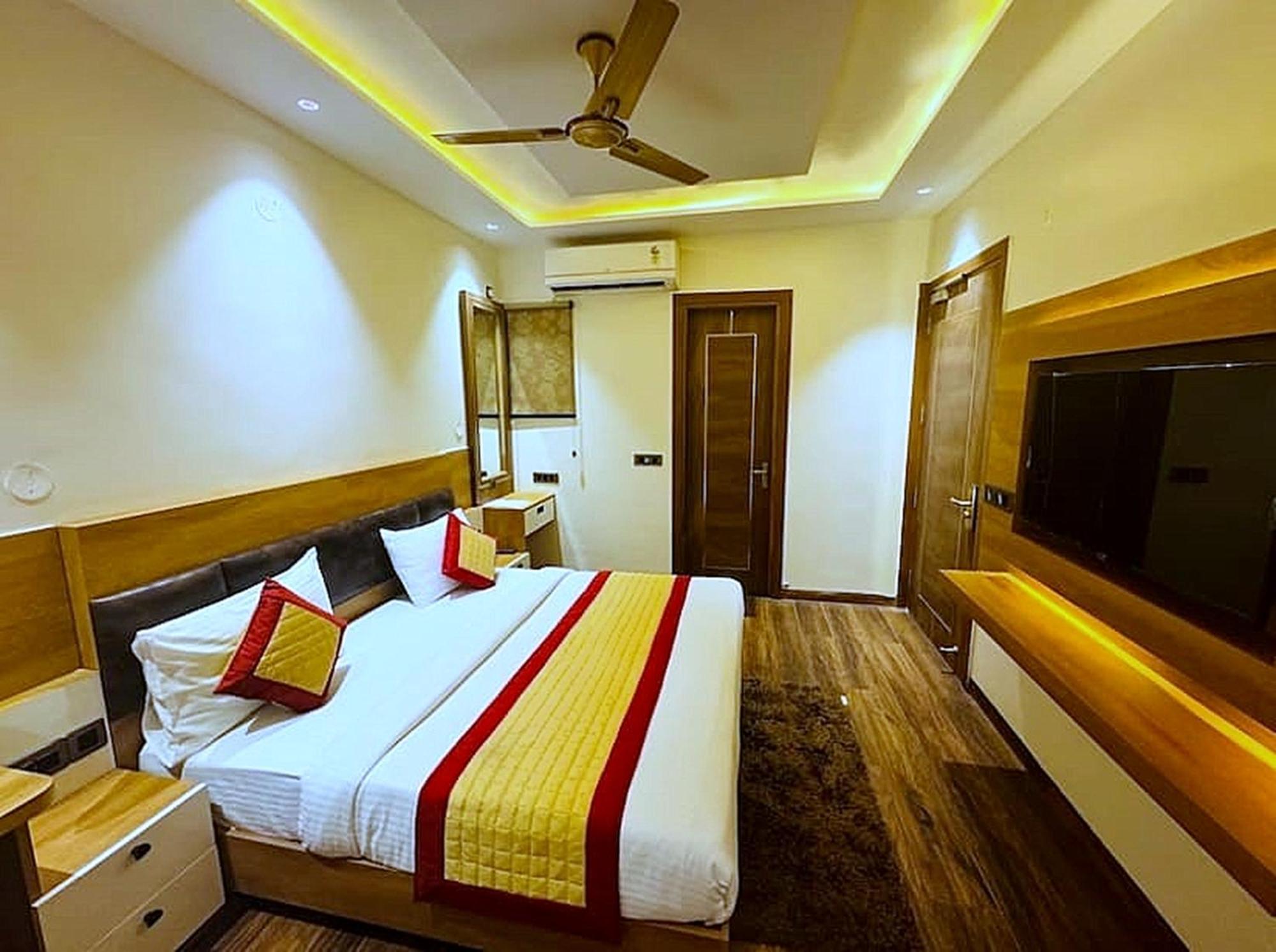 Hotel Vrinda Niddhivan ! Fully Ac, Prem Mandir At Walking Distance ! Just Near The Iskcon Temple Vrindāvan Buitenkant foto