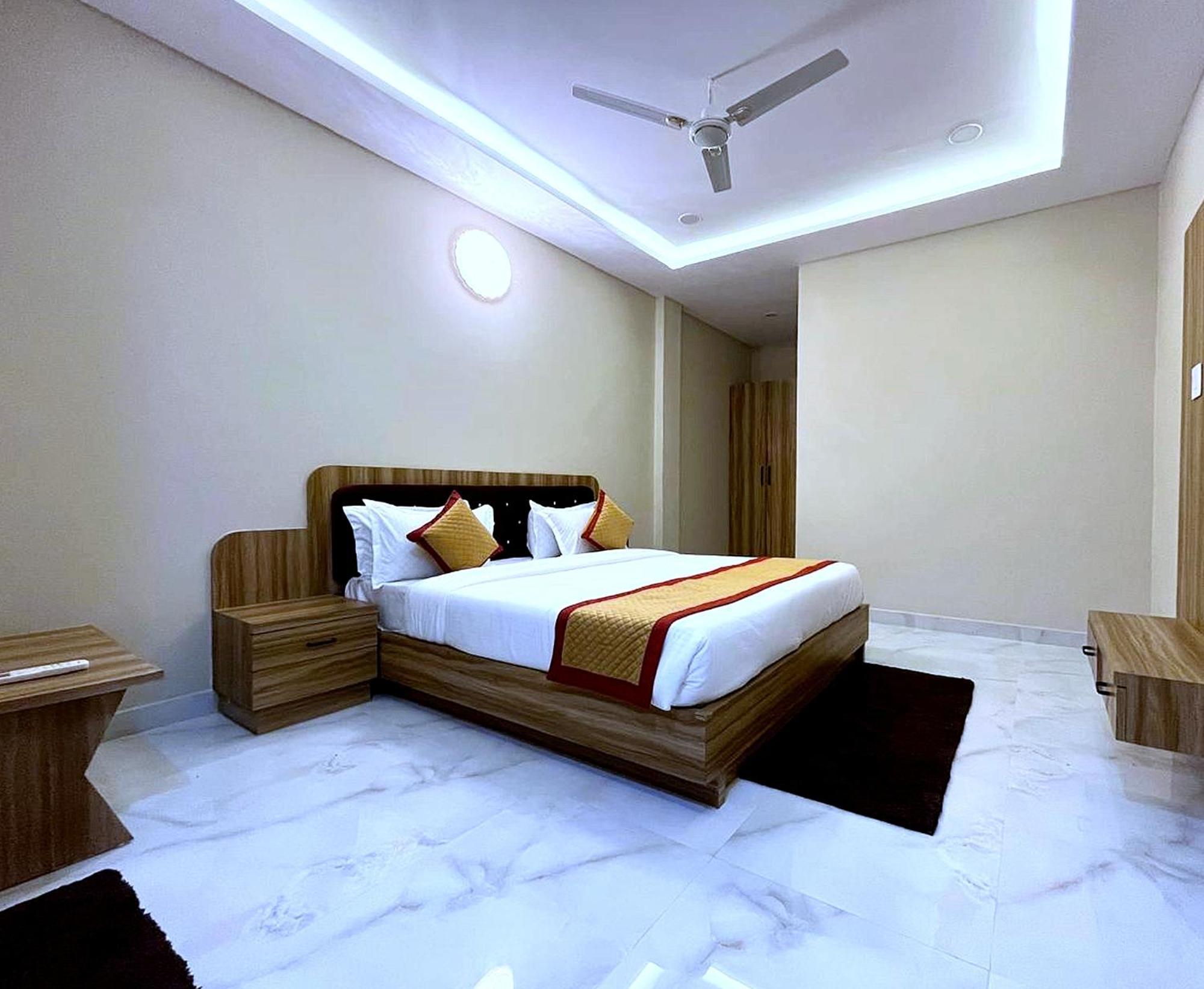Hotel Vrinda Niddhivan ! Fully Ac, Prem Mandir At Walking Distance ! Just Near The Iskcon Temple Vrindāvan Buitenkant foto