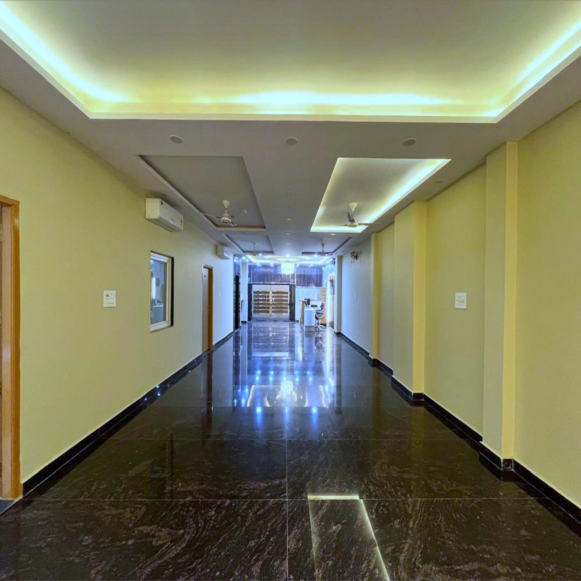 Hotel Vrinda Niddhivan ! Fully Ac, Prem Mandir At Walking Distance ! Just Near The Iskcon Temple Vrindāvan Buitenkant foto